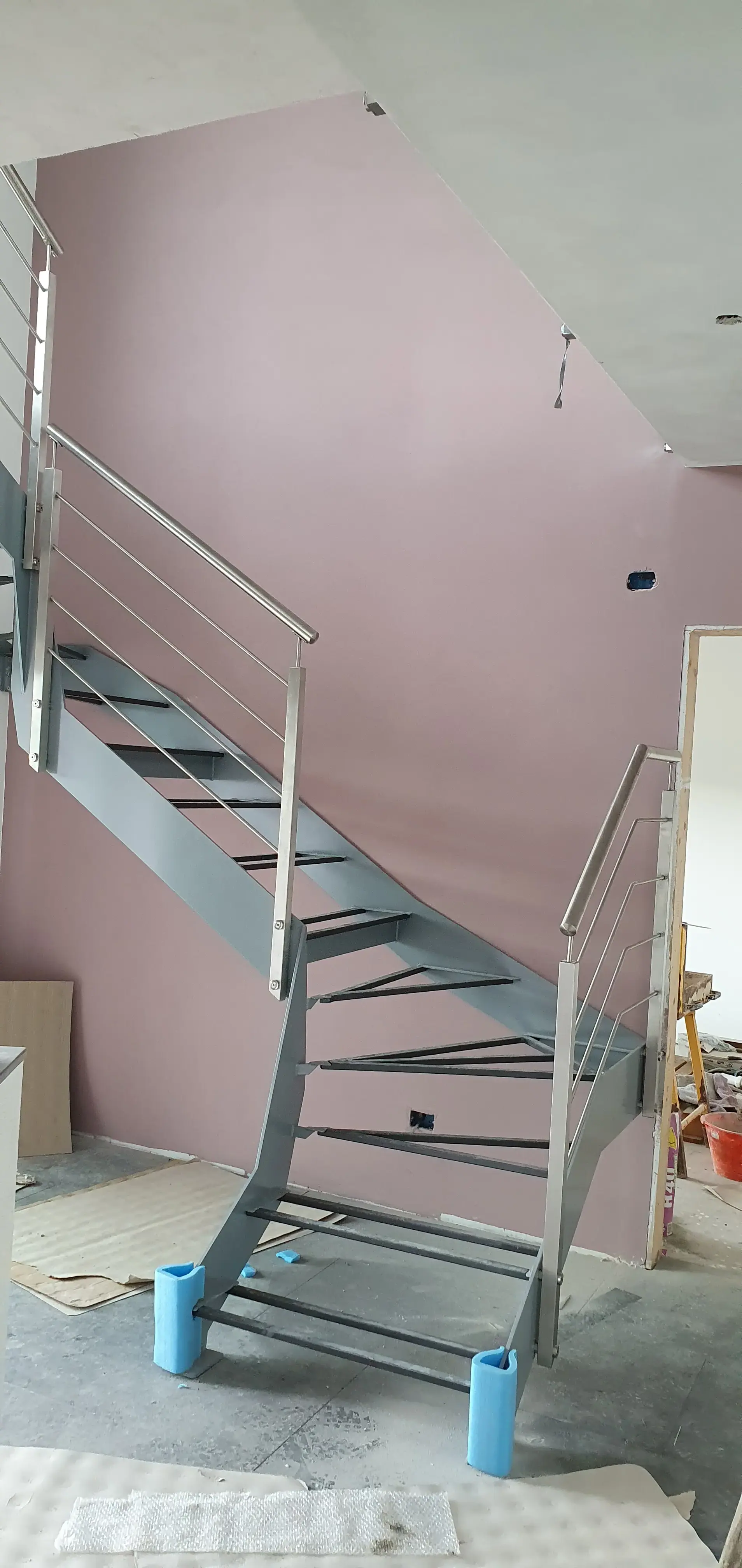 Struttura scala in ferro con ringhiere inox