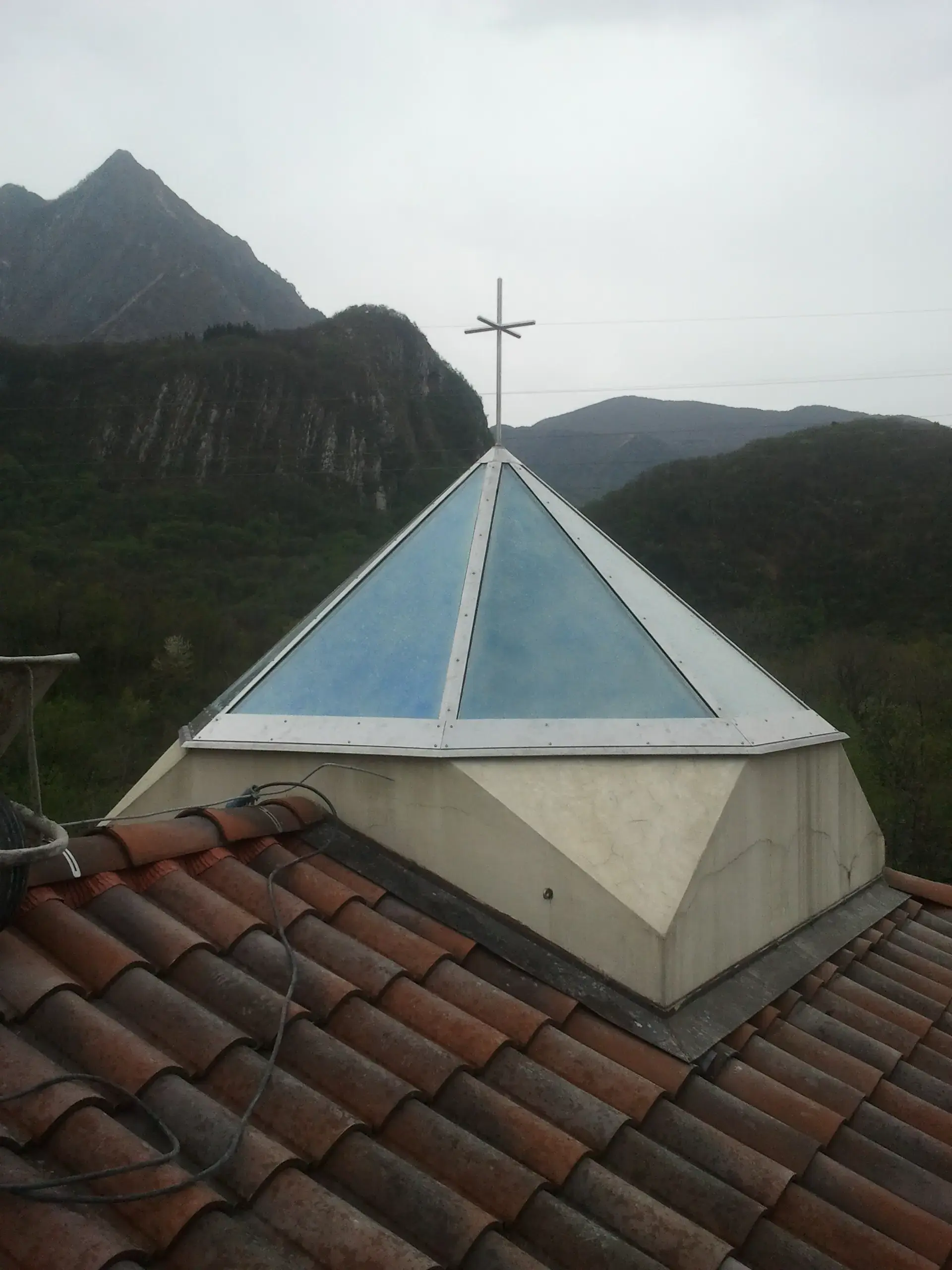 Piramide chiesa sopra altare in inox e vetro