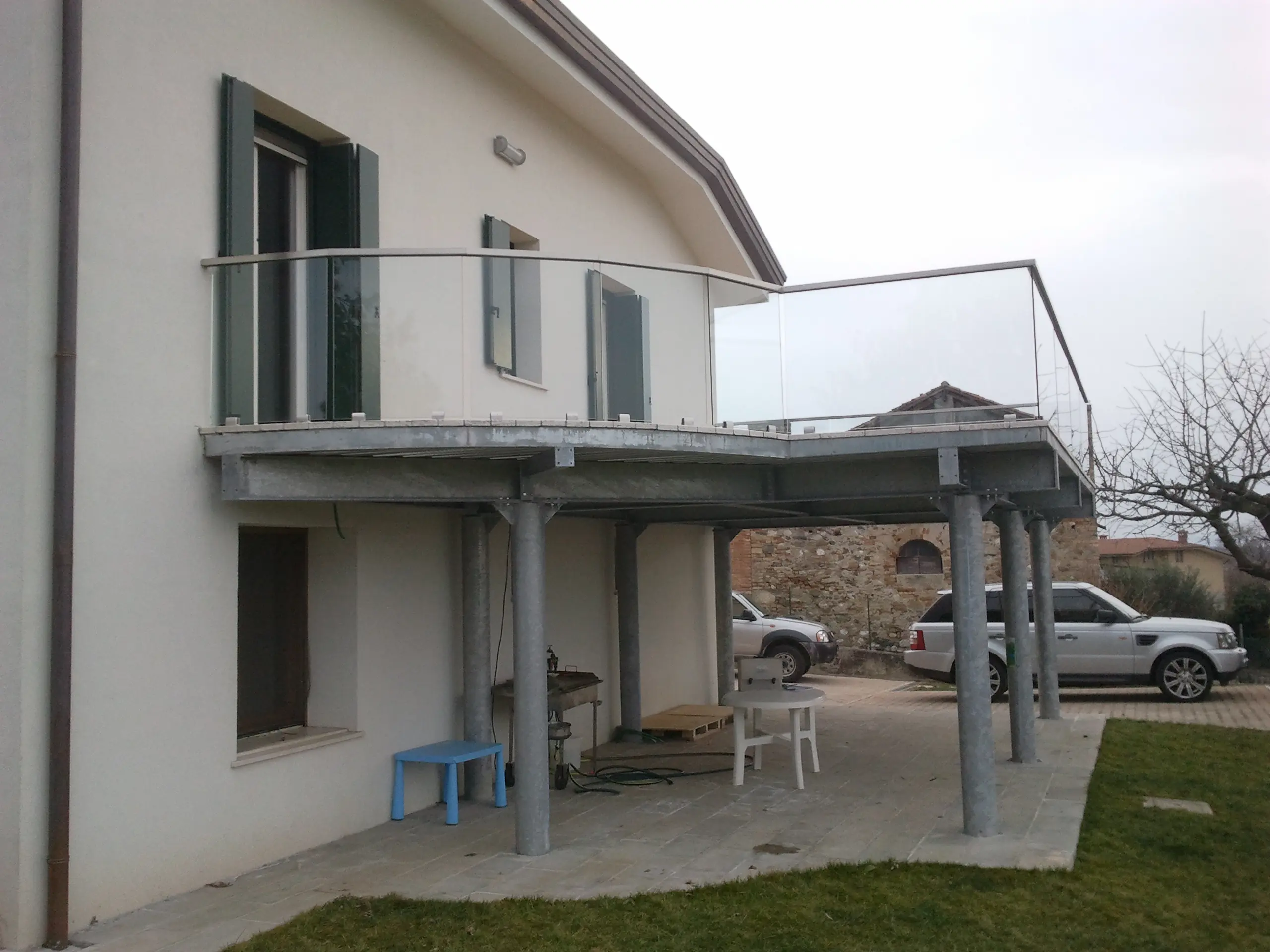 Parapetto terrazzo in vetro montato su pinze e corrimano rettangolo