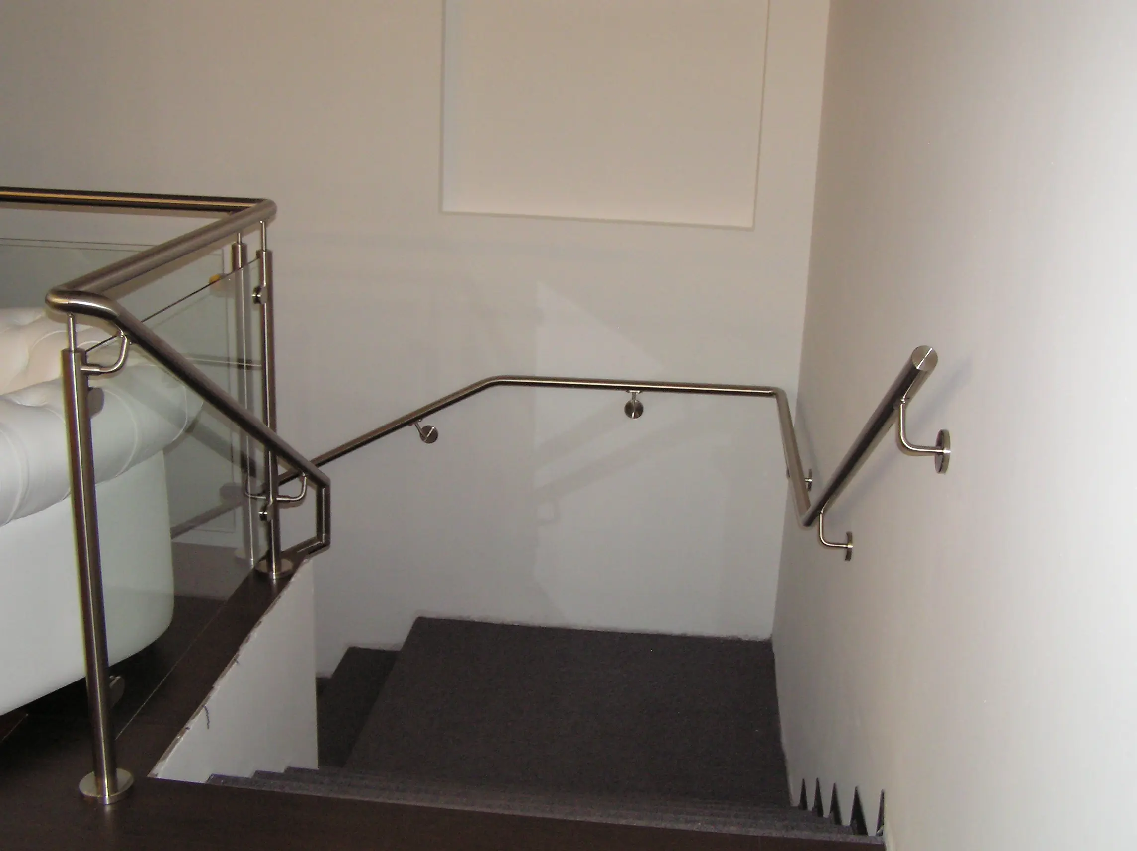 Parapetti scala interna inox e vetro e corrimano a muro