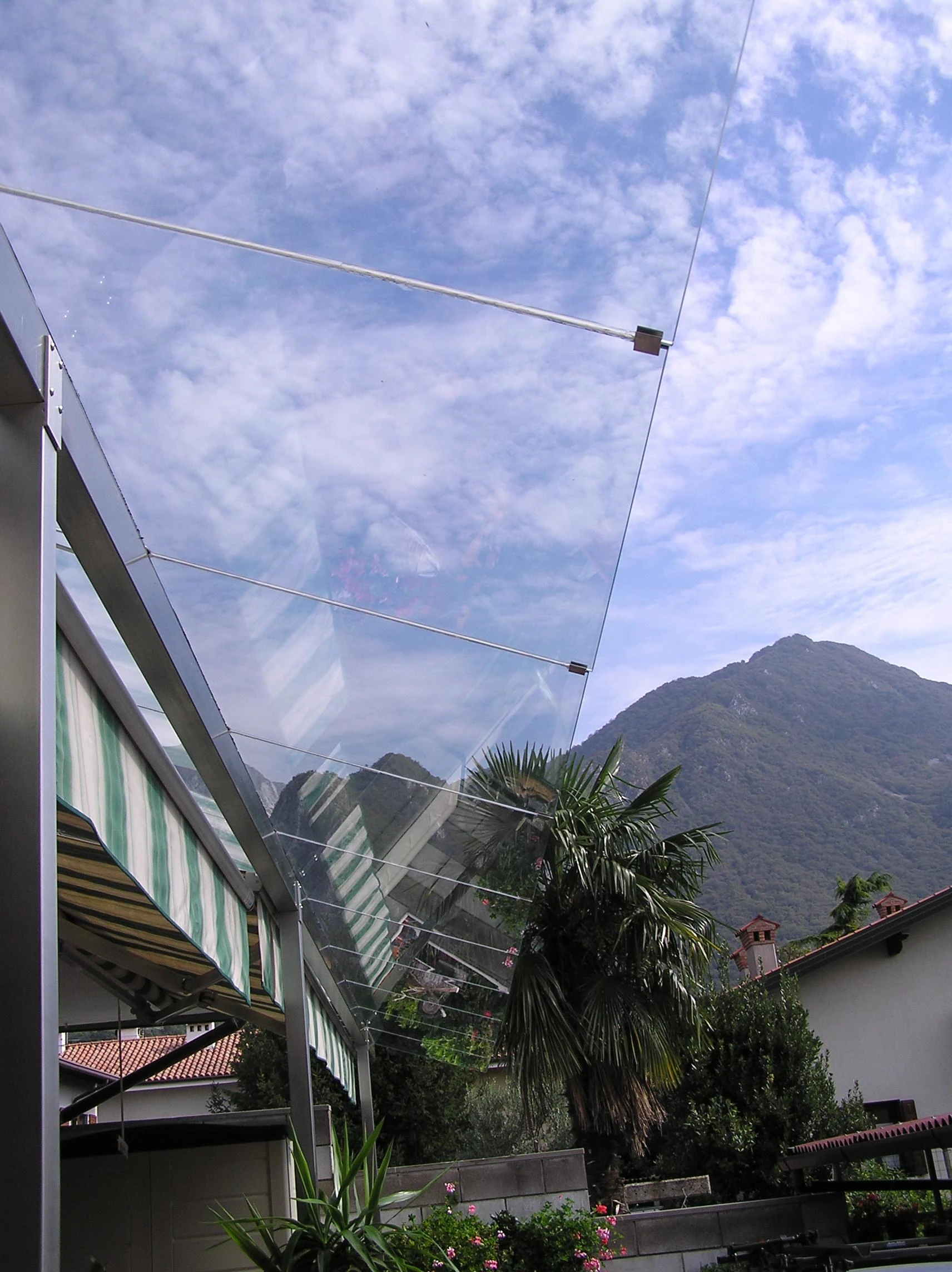 Tettoia in vetro a sbalzo con struttura inox