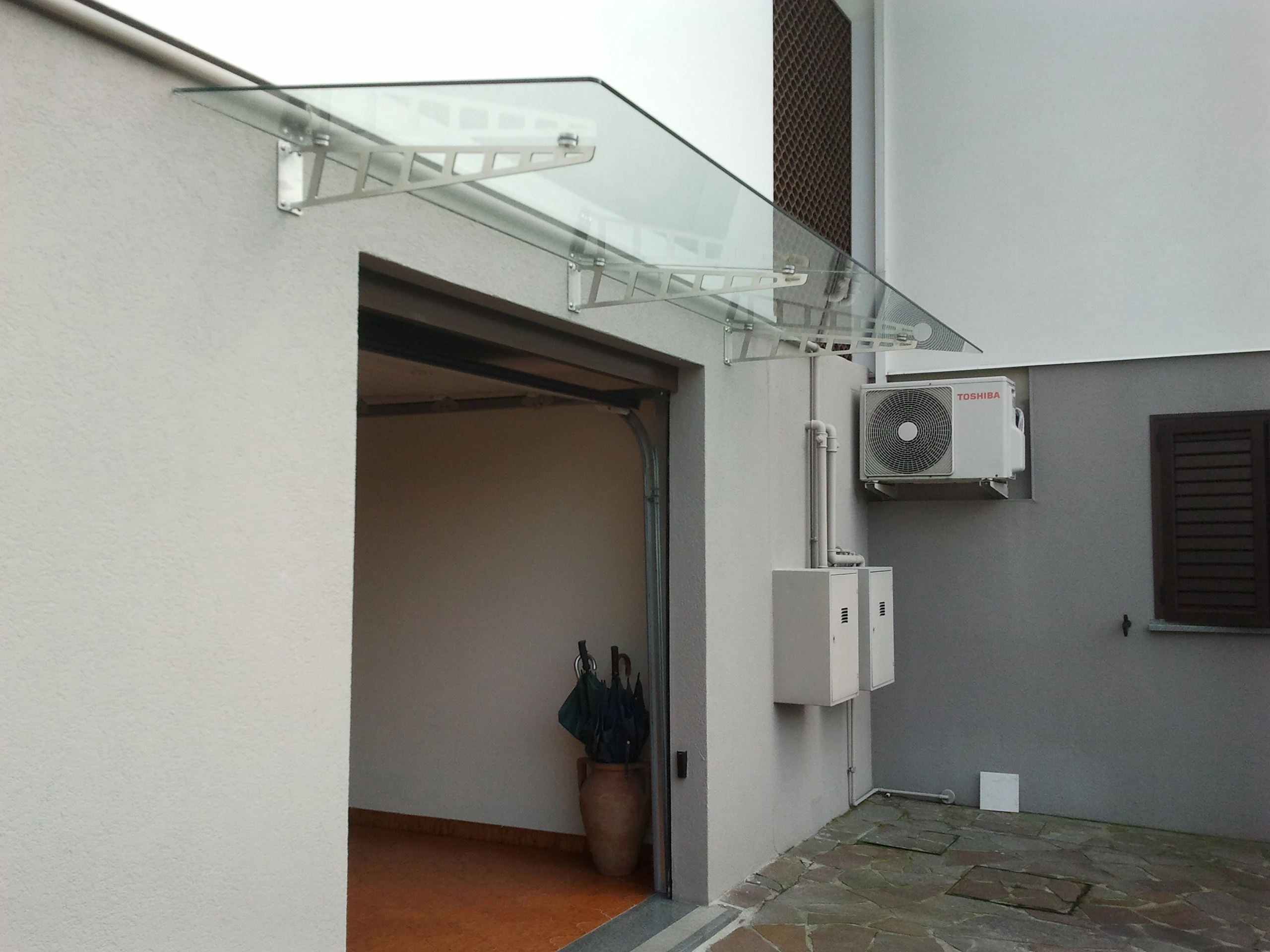 Capottina in vetro con supporti inox taglio laser