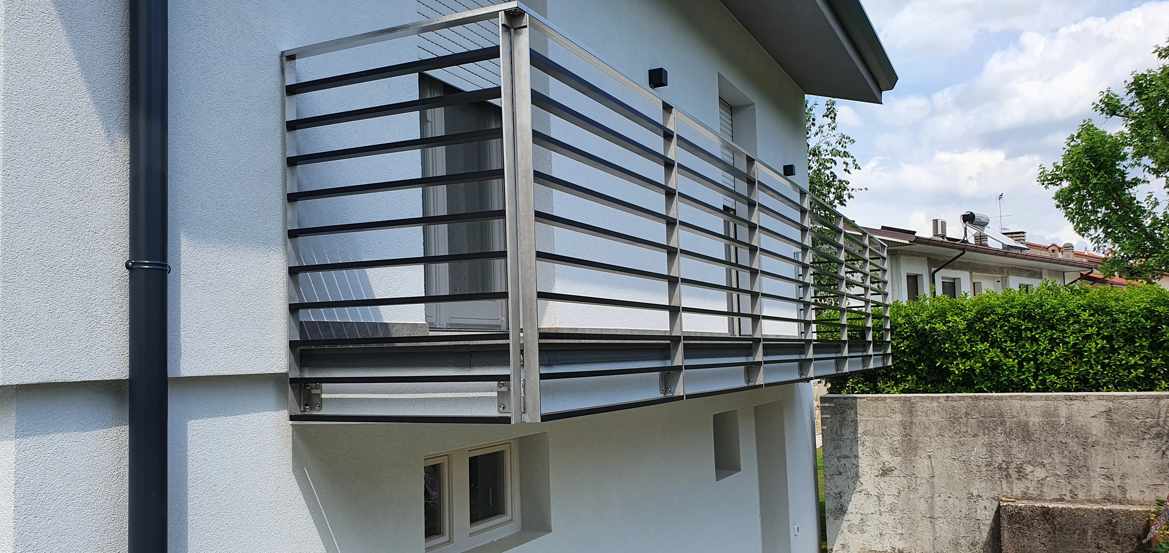 Parapetti terrazzo con struttura inox e tamponamento in alluminio anodizzato nero