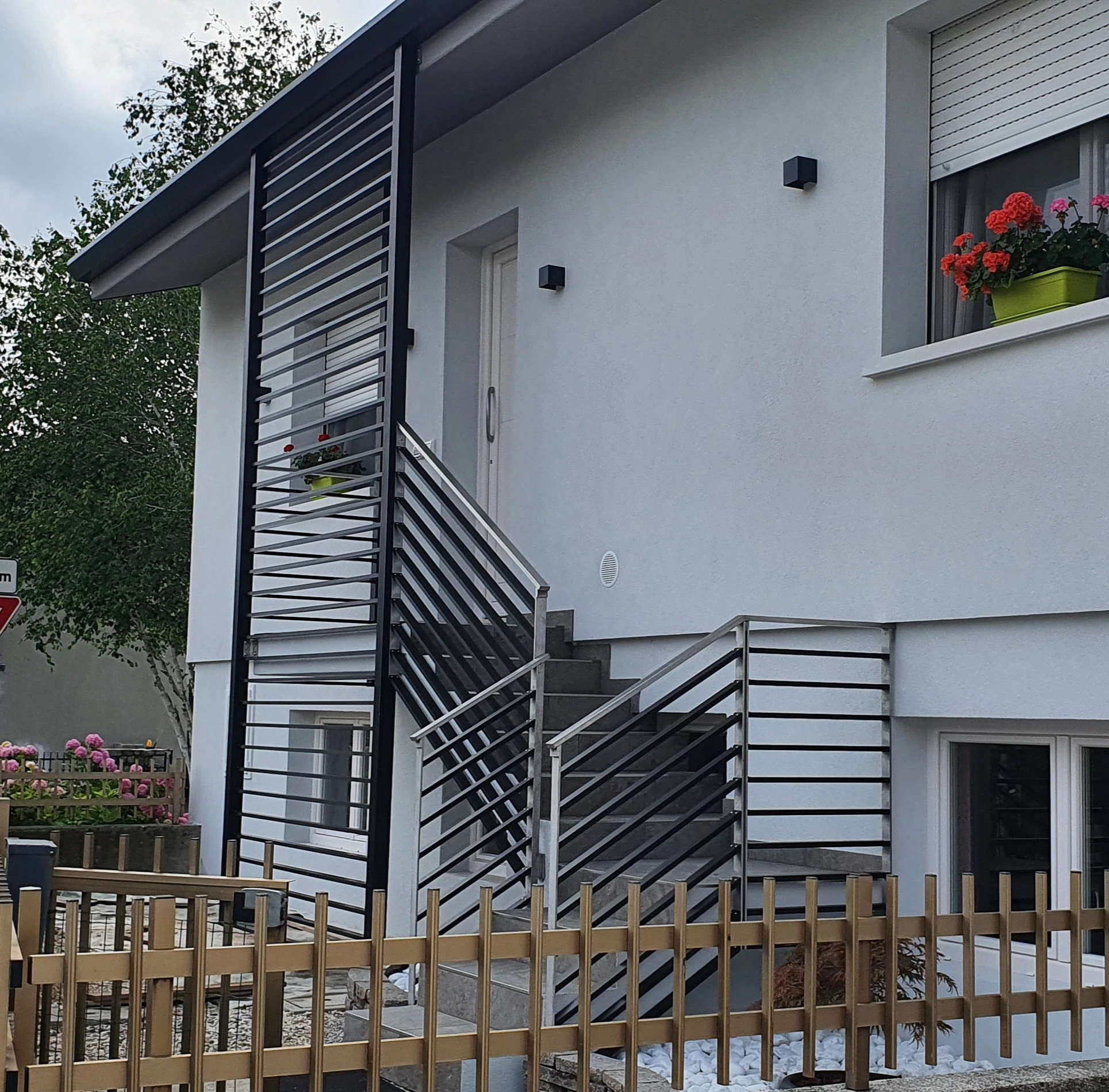 Parapetti terrazzo con struttura inox e tamponamento in alluminio anodizzato nero