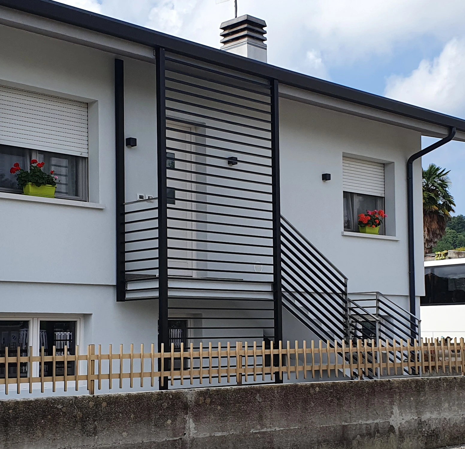 Parapetti terrazzo con struttura inox e tamponamento in alluminio anodizzato nero