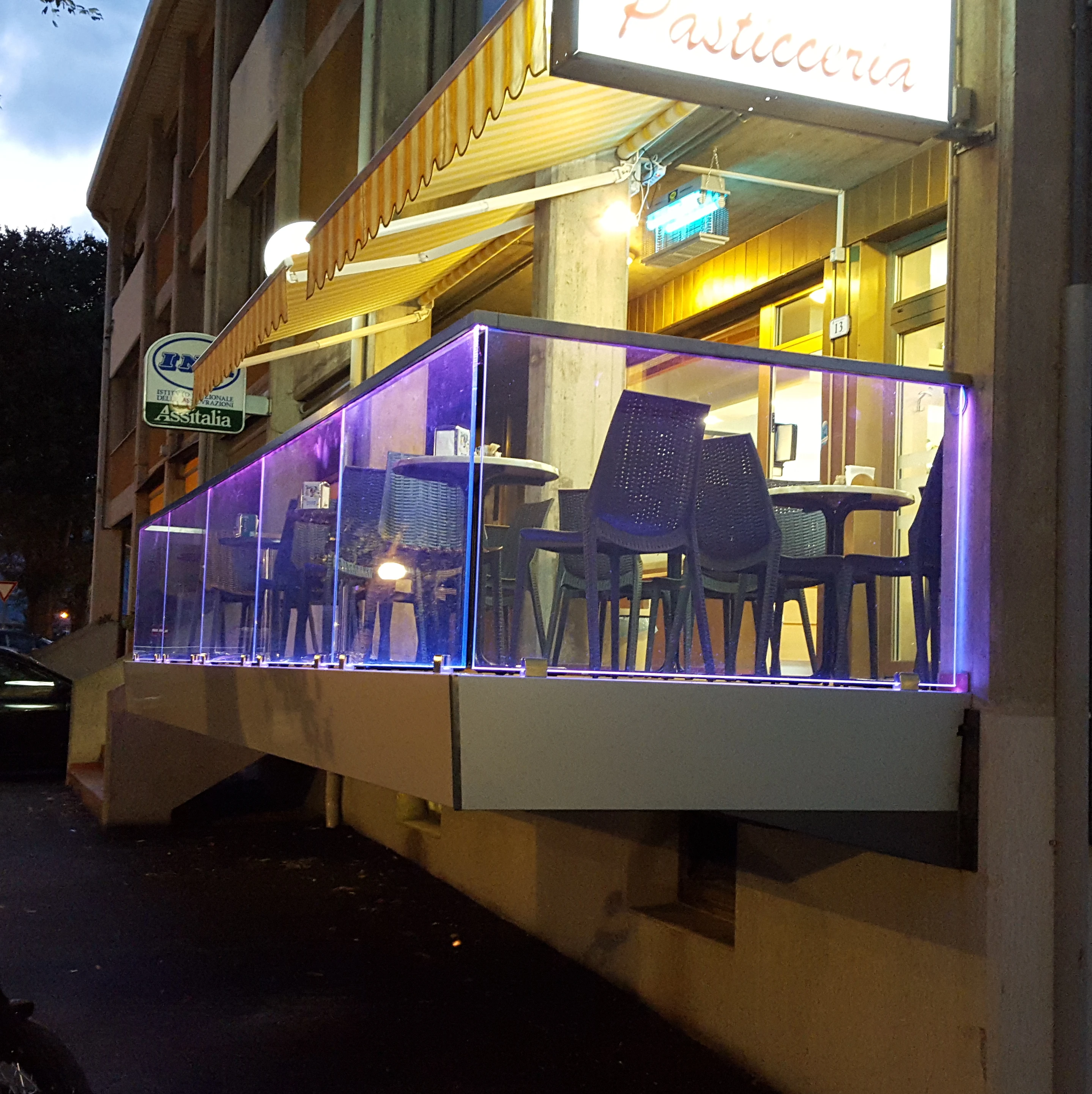 Parapetti terrazzo con struttura ferro e corrimano inox, illuminazione rgb