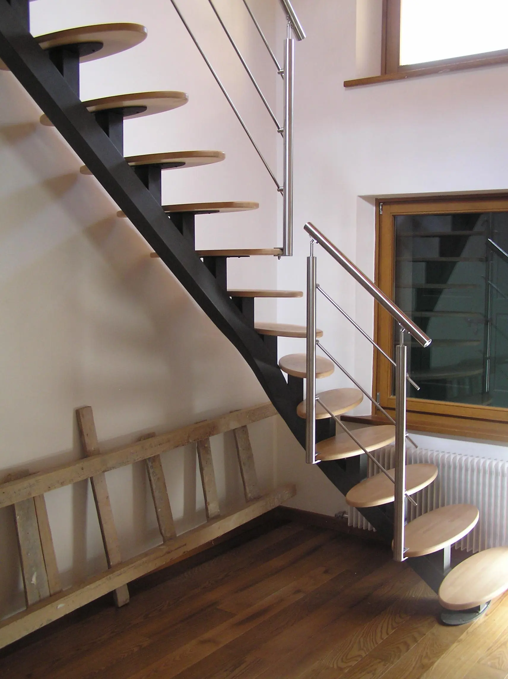 Scala con struttura in ferro e gradini in legno ovali