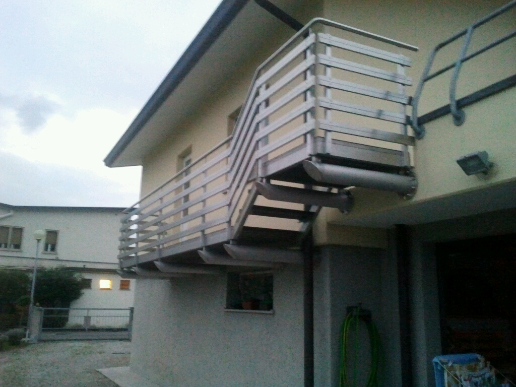 Terrazzo con struttura e ringhiere inox, pavimento in pvc