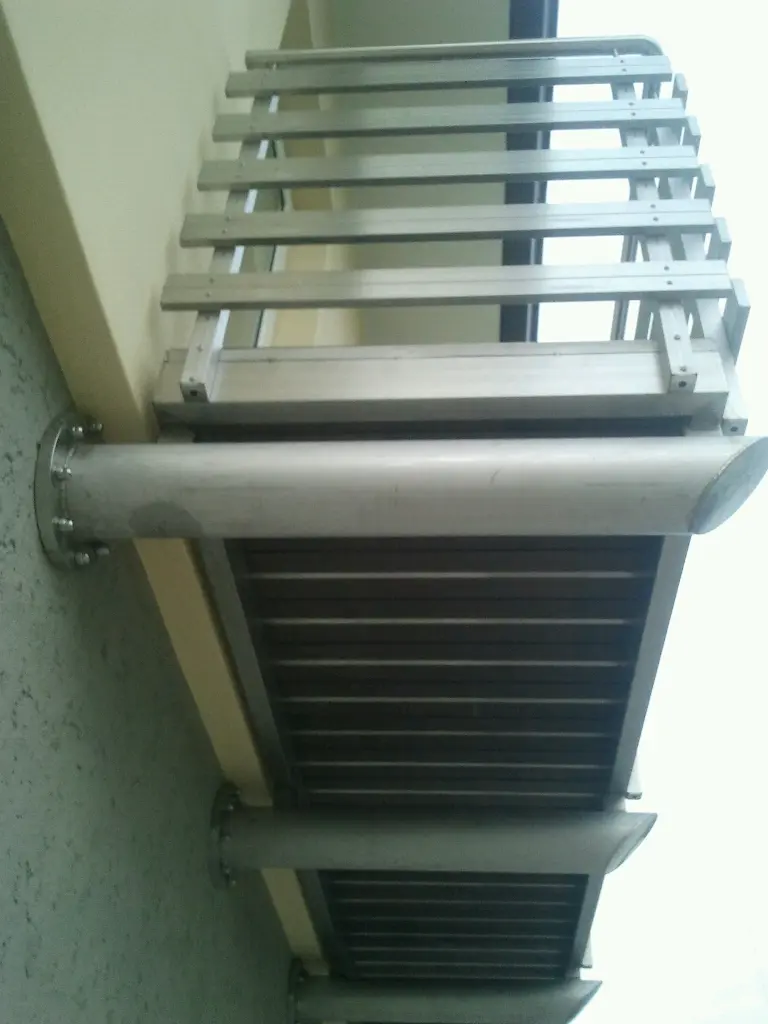 Terrazzo con struttura e ringhiere inox, pavimento in pvc