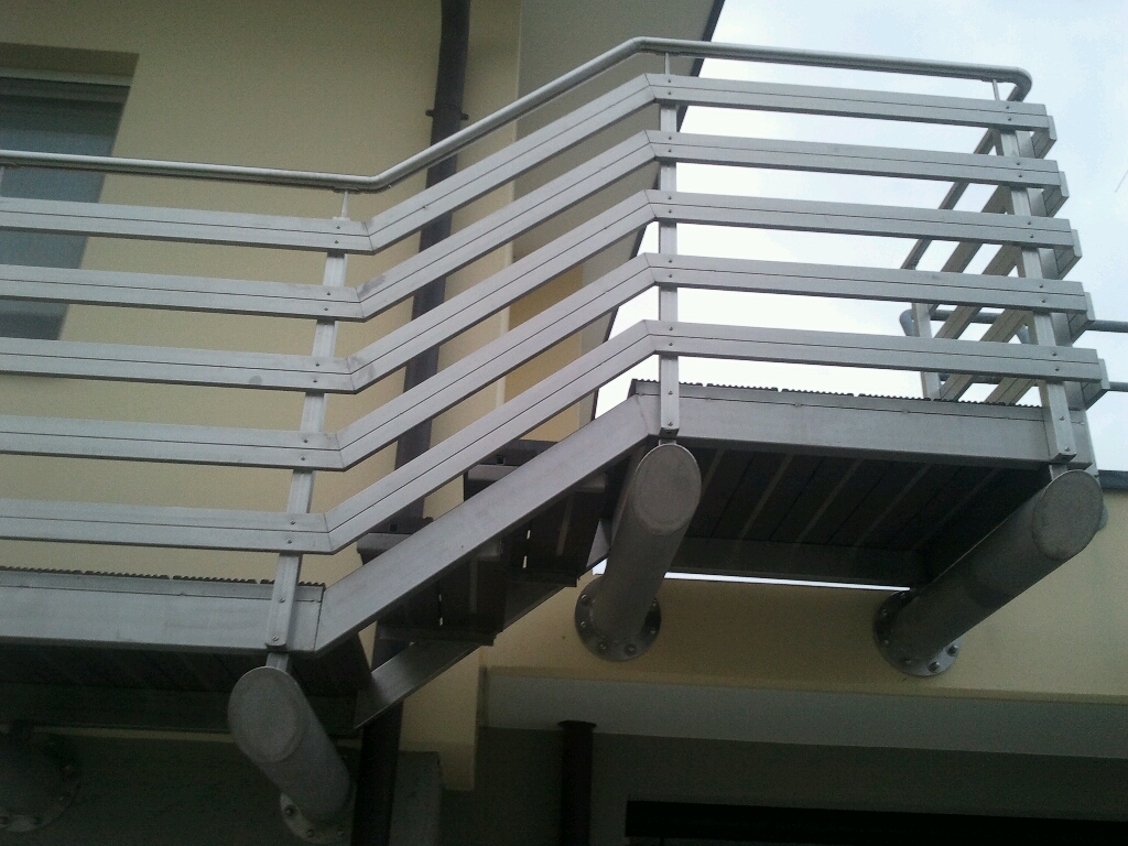 Terrazzo con struttura e ringhiere inox, pavimento in pvc