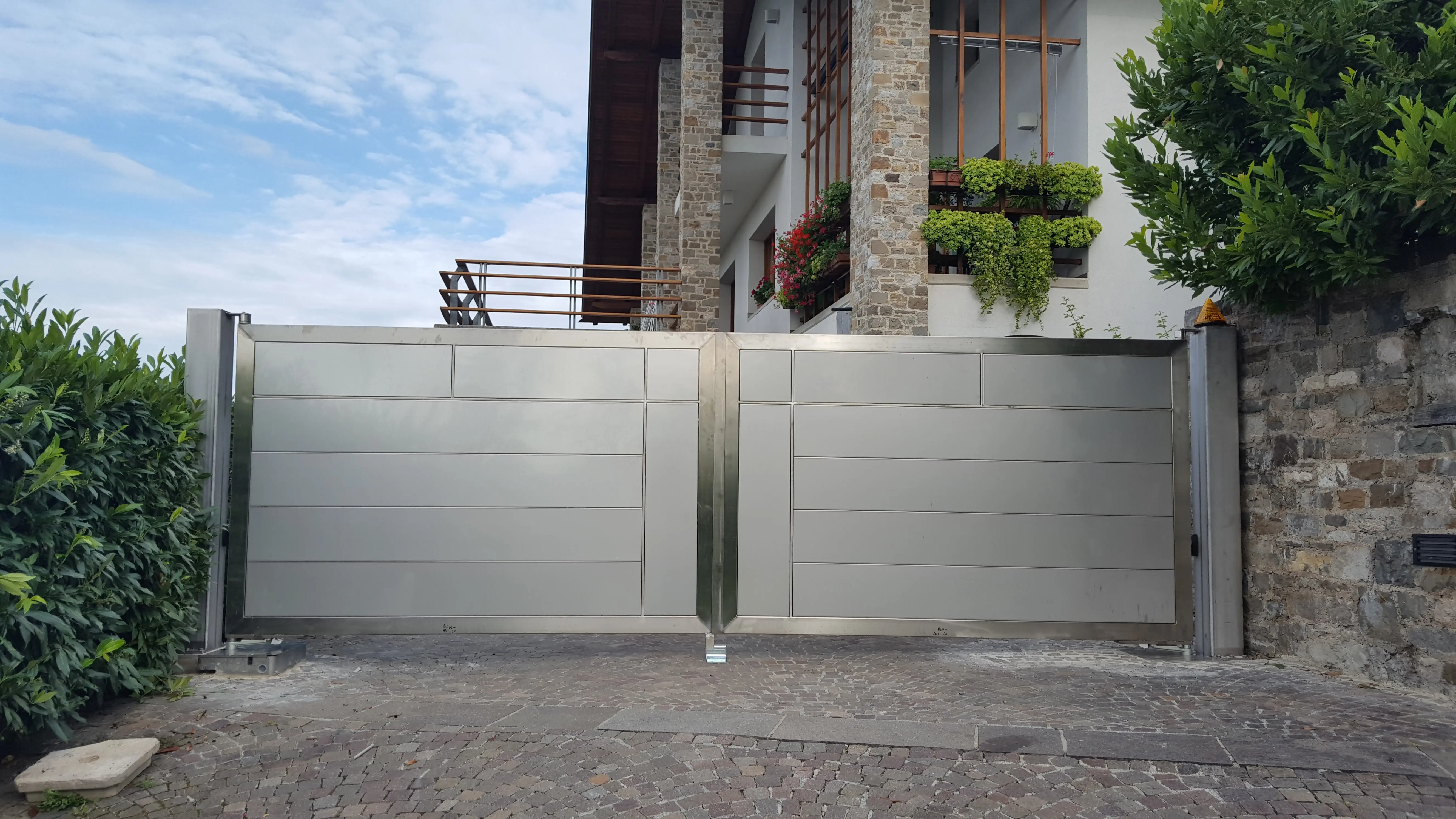 Portone 2 ante inox in contrasto finiture