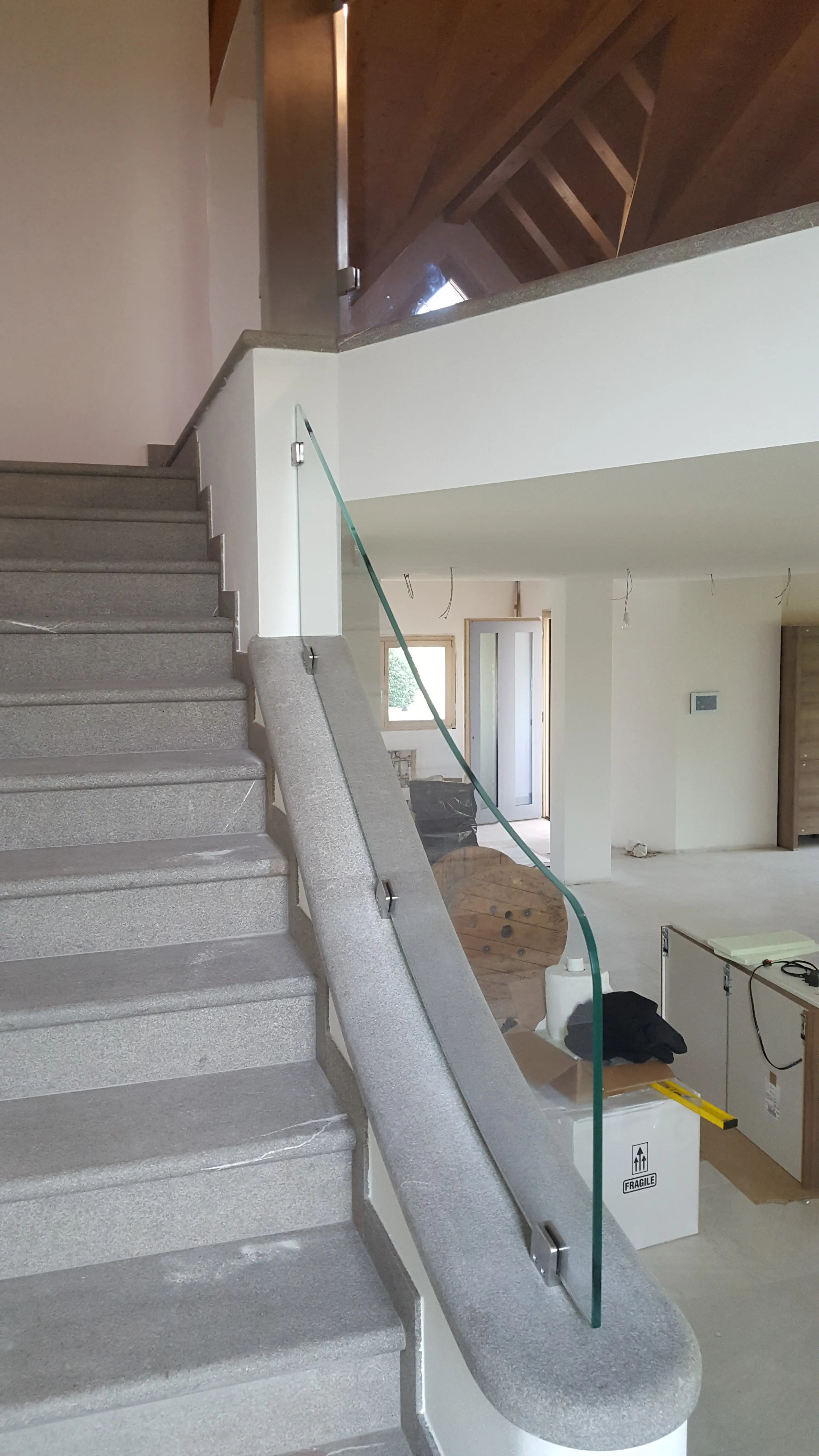 Vetro sagomato su forma curva della pietra