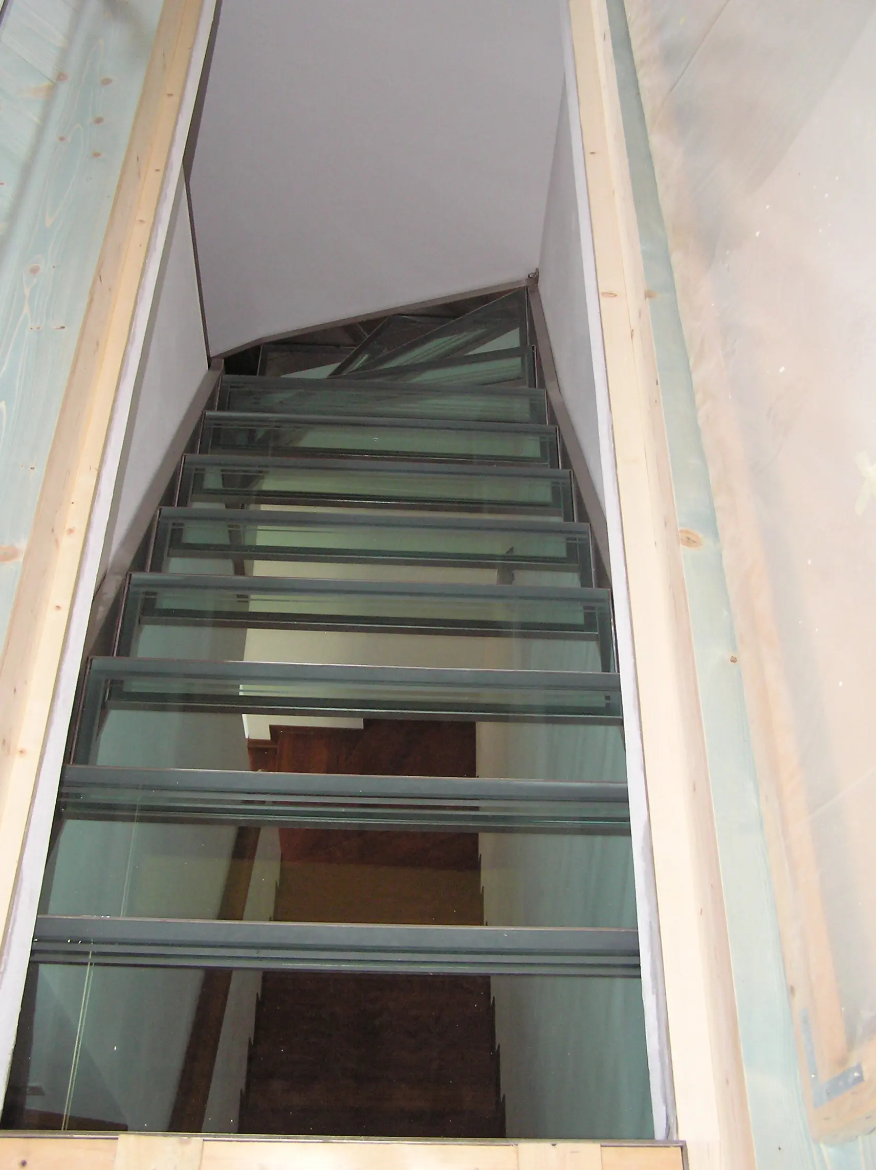 Scala con struttura inox e gradini in vetro trasparente