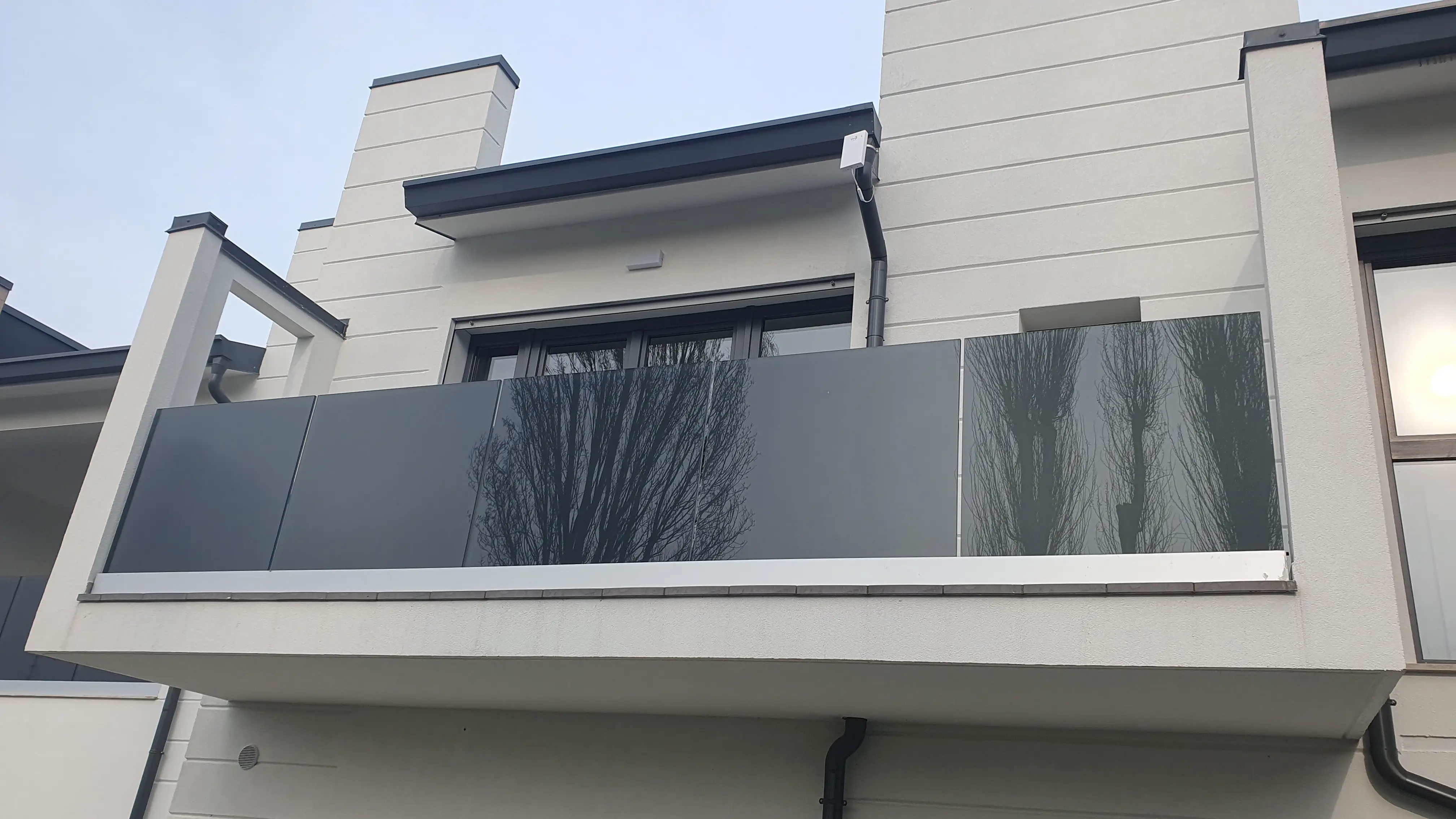 Parapetto in vetro fumè grigio montato su canale