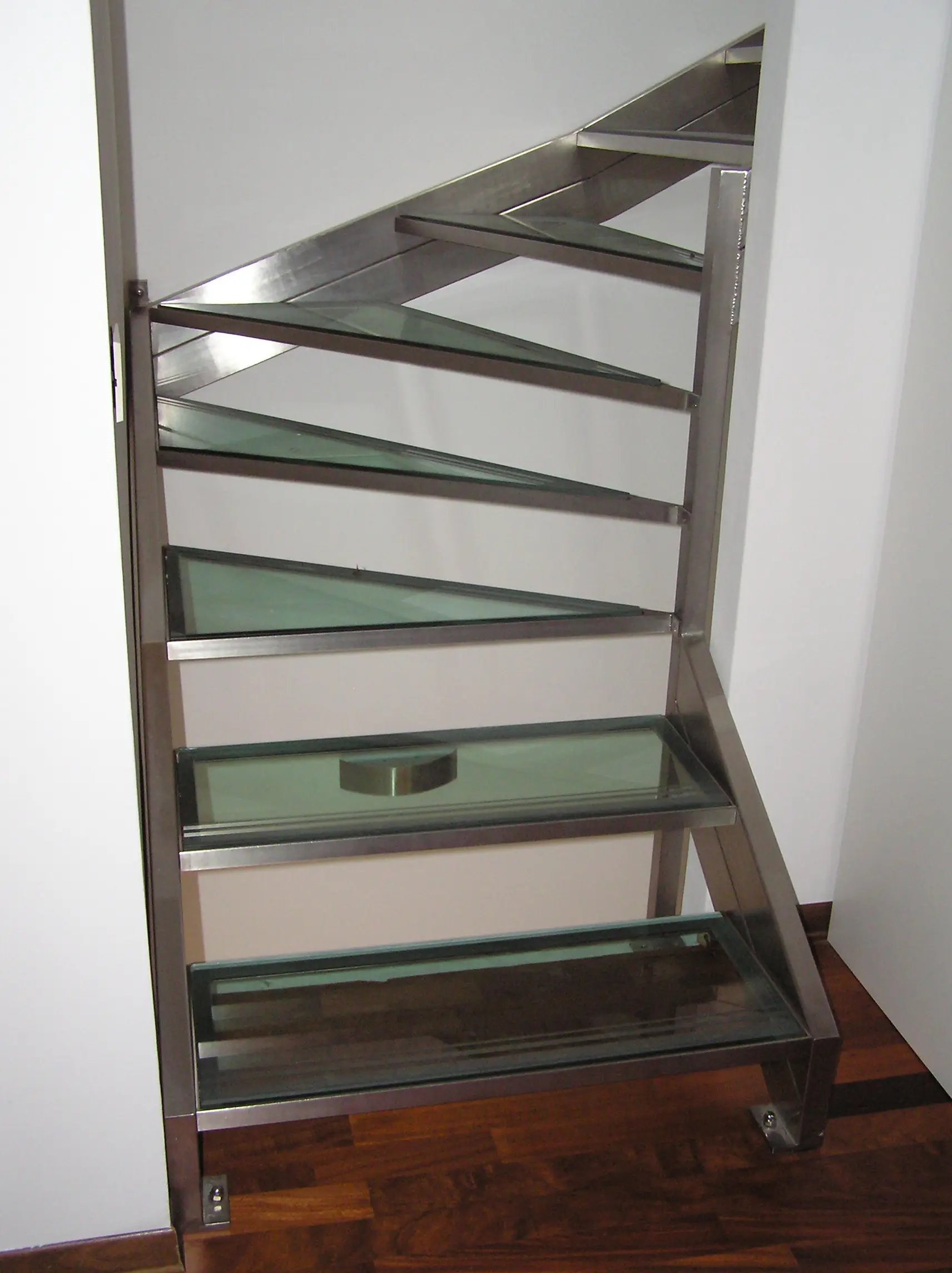Scala con struttura inox e gradini in vetro trasparente