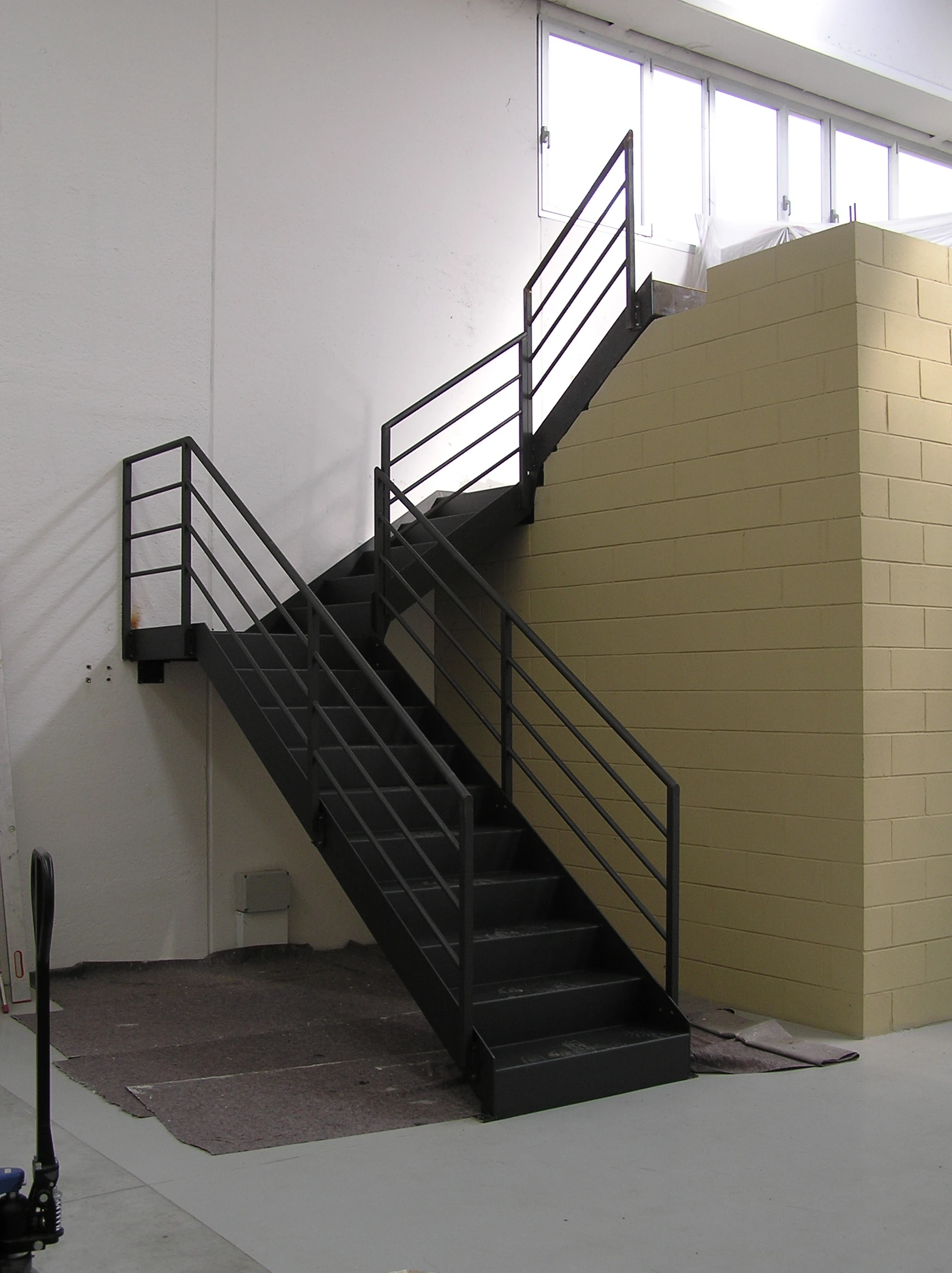 Scala in ferro interna capannone
