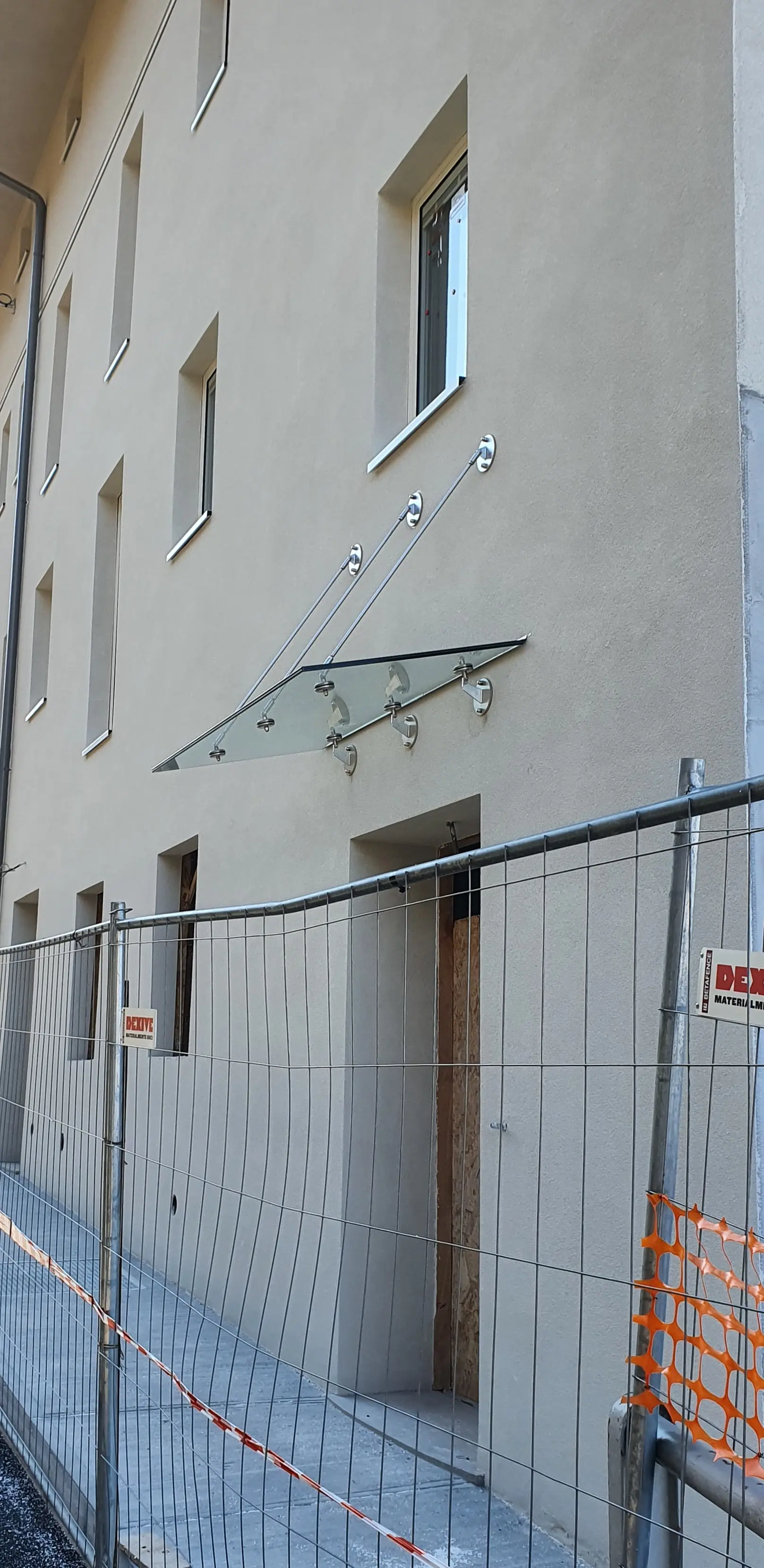 Tettoia in vetro sospesa con tiranti