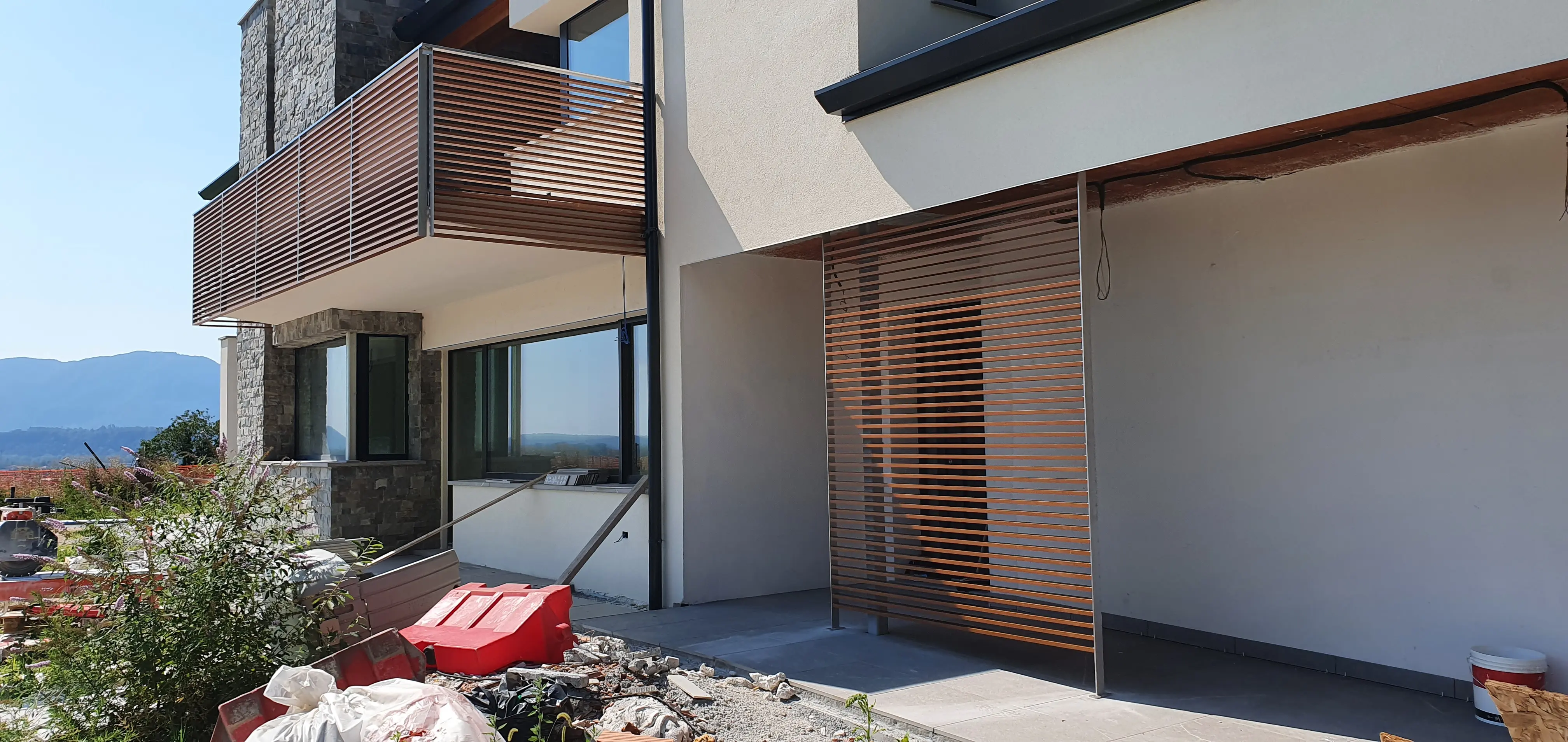 Parapetto con struttura inox e tamponamento in alluminio finto legno
