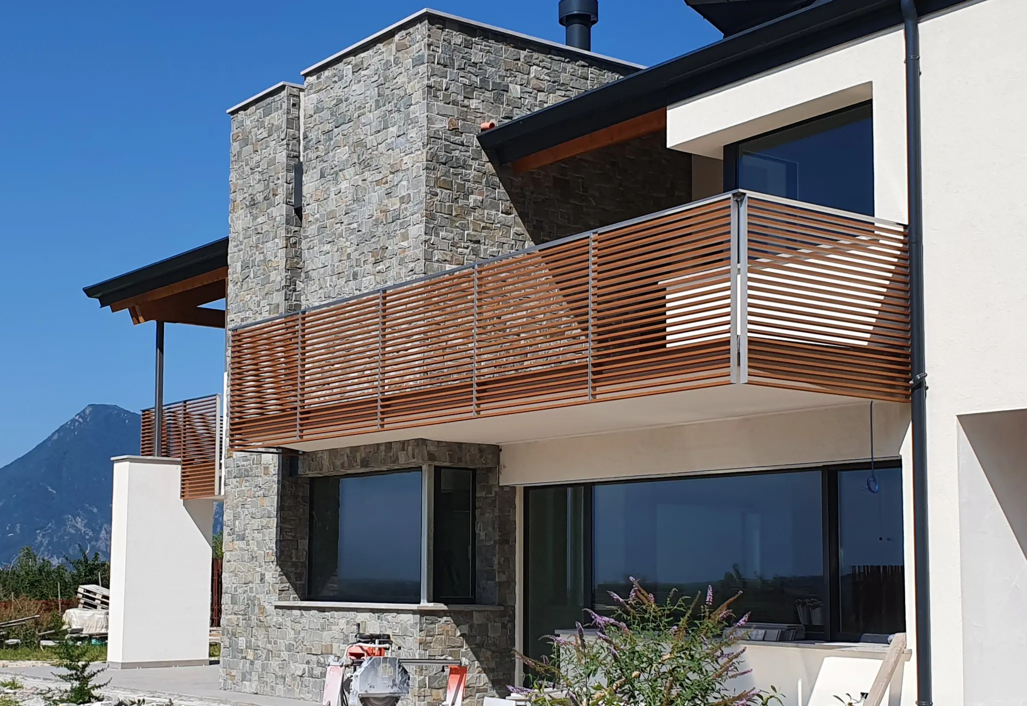 Parapetto con struttura inox e tamponamento in alluminio finto legno