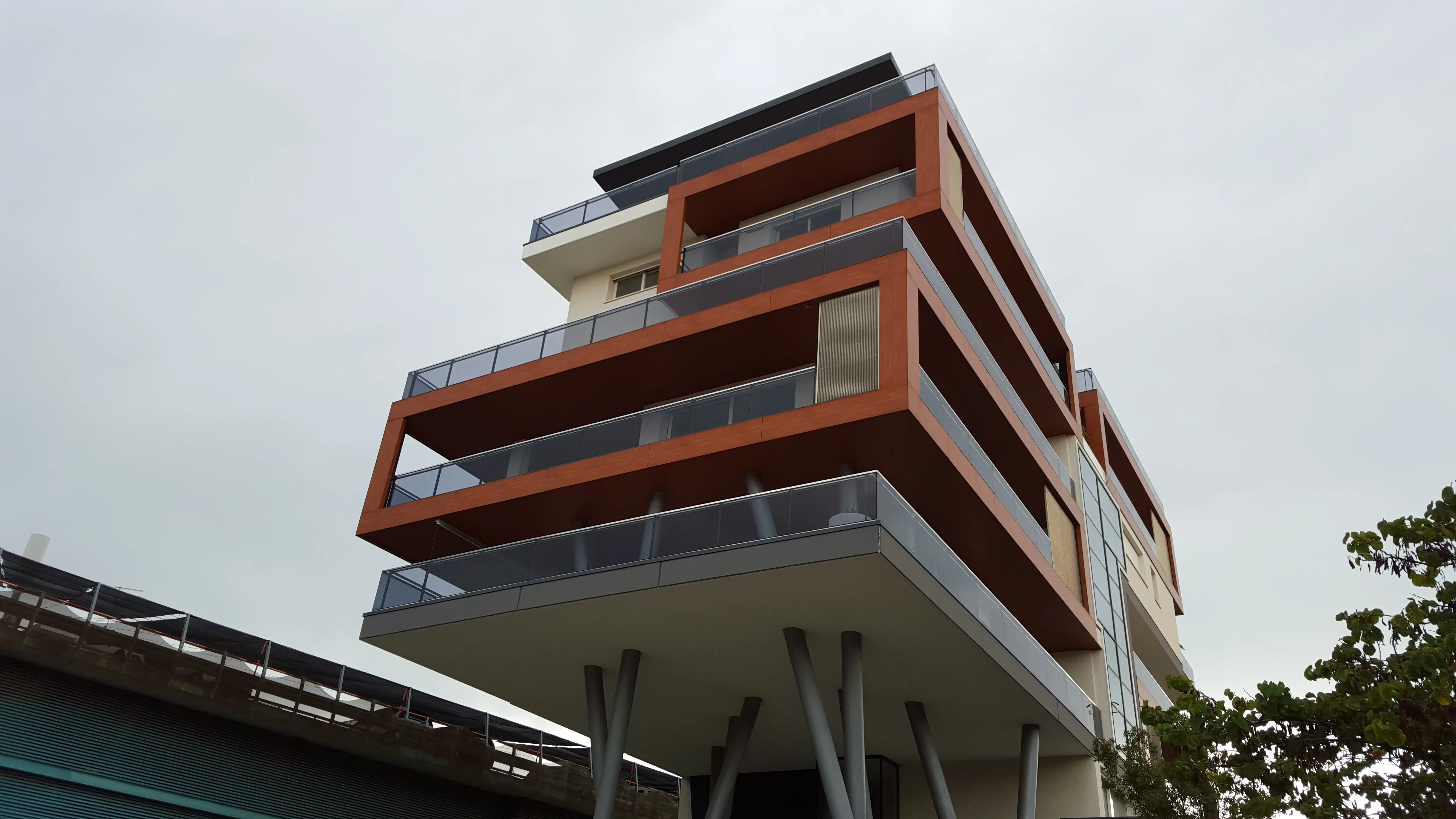 Parapetti in vetro con corrimano rettangolo inox