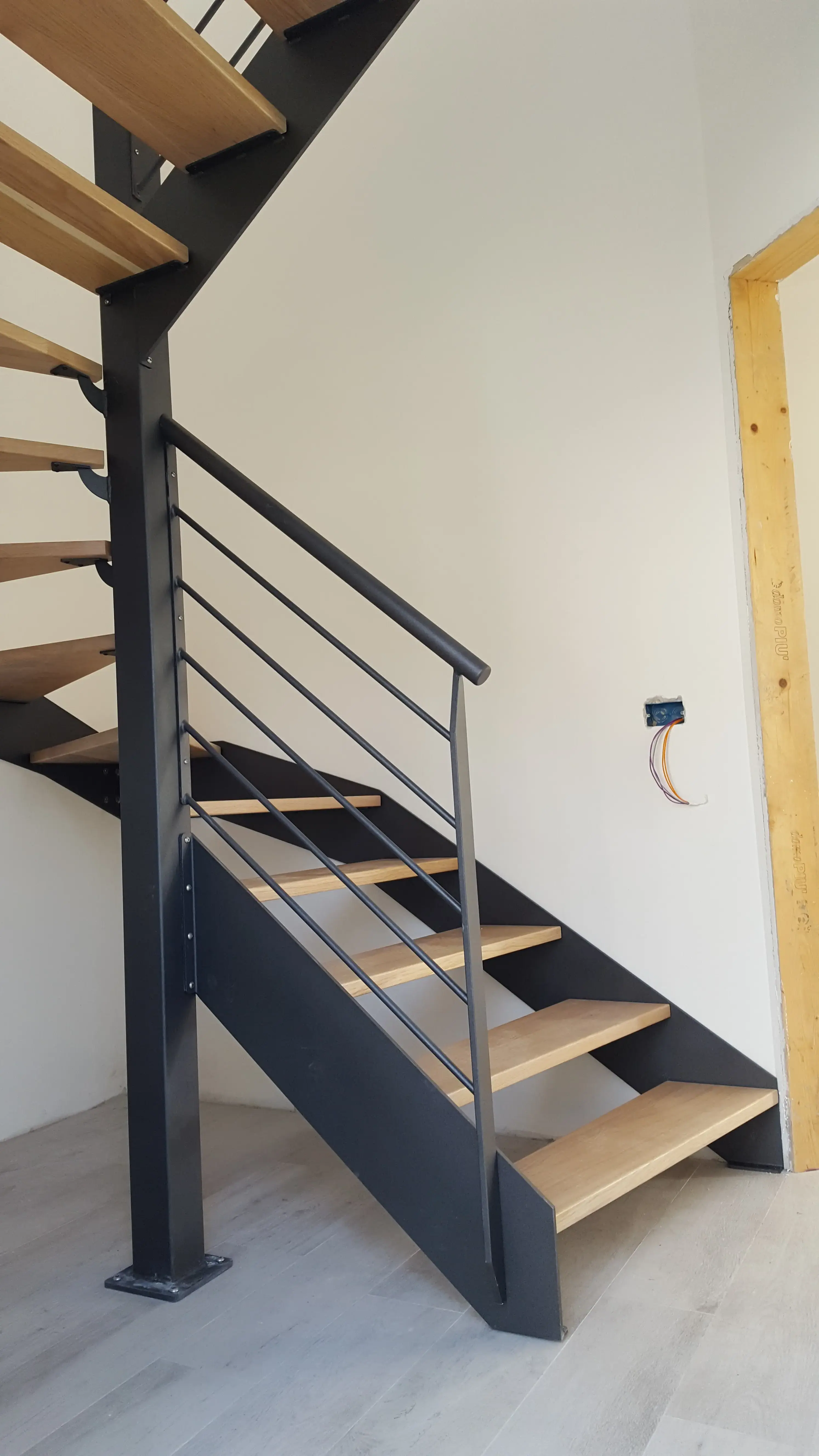 Scala interna in ferro con gradini in legno