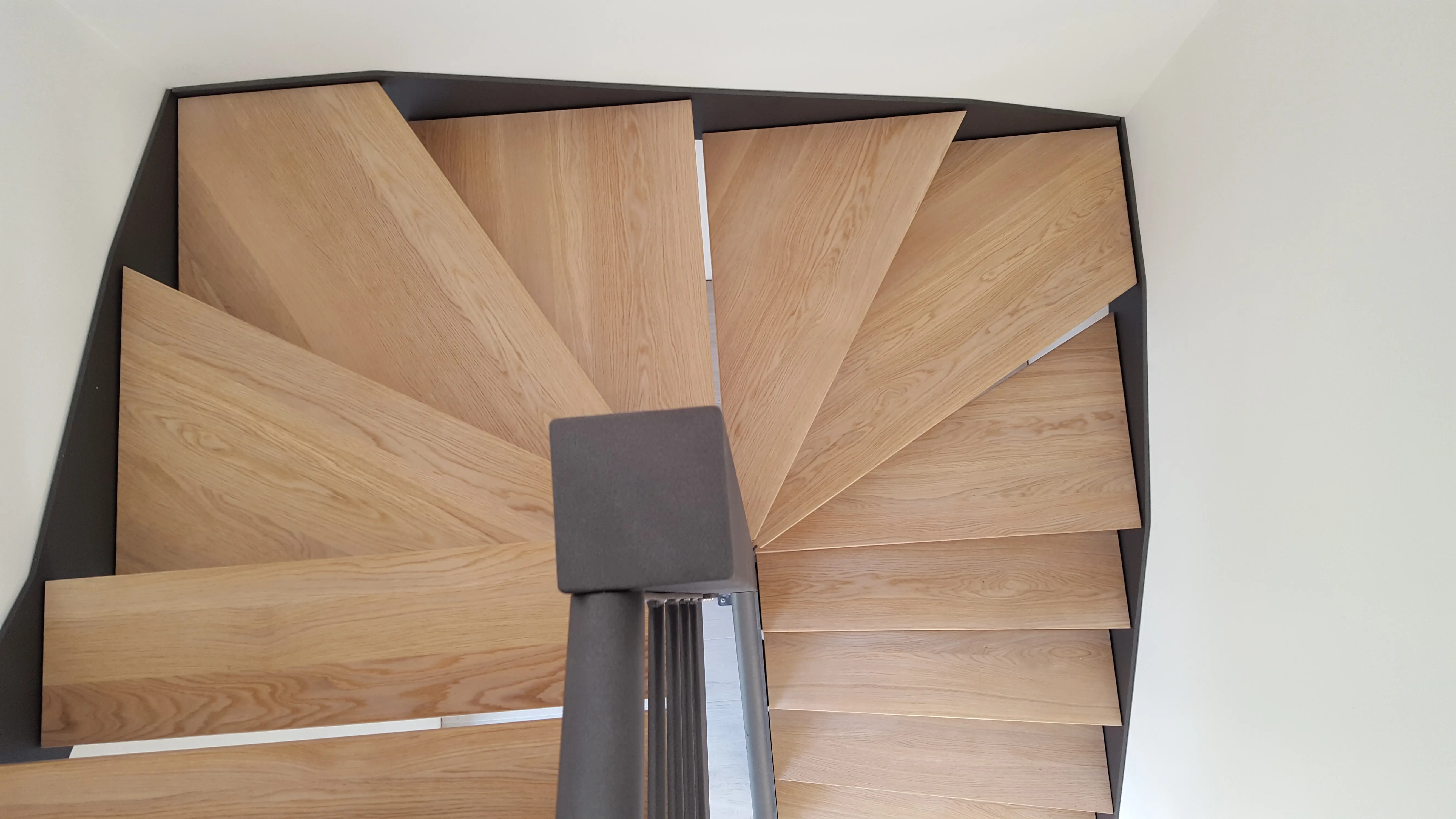 Scala interna in ferro con gradini in legno
