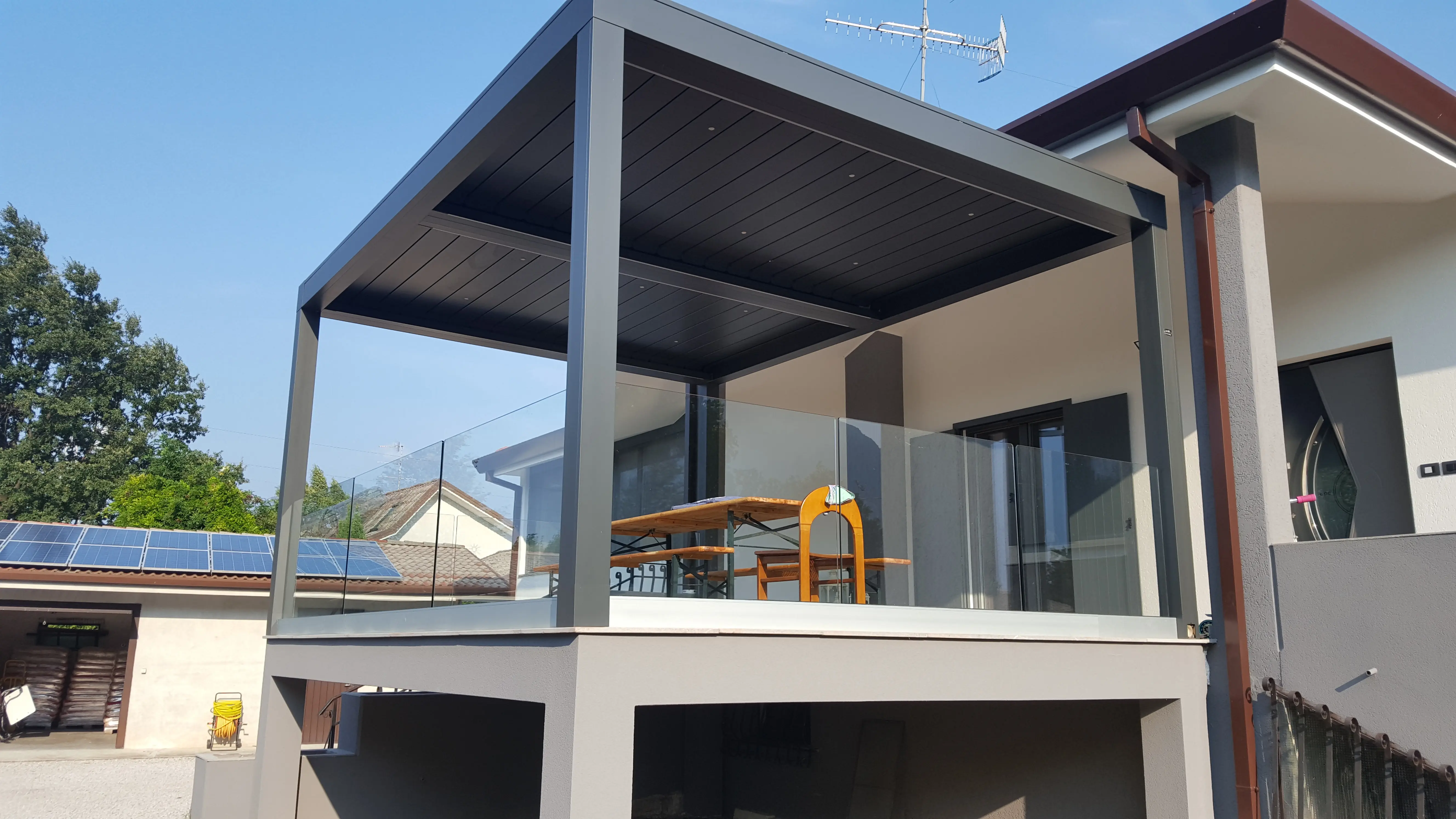 Parapetti in vetro montati su canale